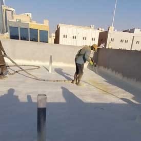 عمال يقومون بعزل سطح مبلط