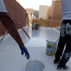 عمال يقومون بعزل مائي لسطح منزل